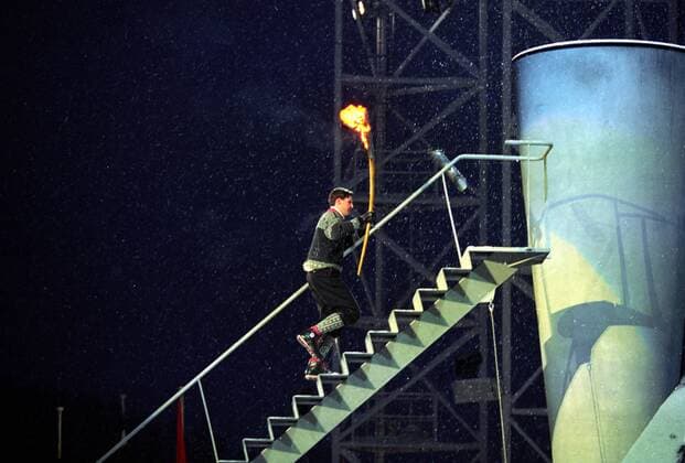 Olympische Winterspiele in Lillehammer: Kronprinz Haakon entzündet das Olympische Feuer