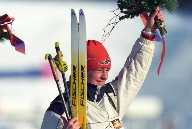 Olympische Winterspiele in Lillehammer, Biathlon Frauen 15 km: Uschi Disl (Deutschland) bejubelt bei der Siegerehrung ihren dritten Platz