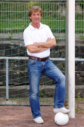 Shooting Frank Mill --- Fussball --- 1.Bundesliga --- 29.07.2009 Frank Mill, privat, auf seinem ersten Fußballplatz beim BV Eintracht Essen, Freisteller, Einzelbild, Shooting, Fussballgeschichte