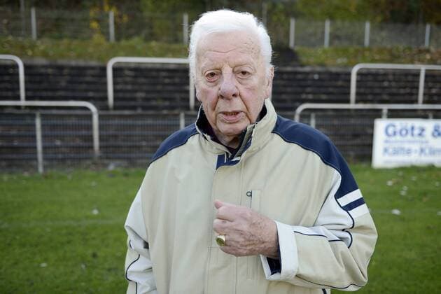 Fußball, Trainerhistorie, TeBe Berlin Shooting Günther Brocker --- Fussball --- 1.Bundesliga --- 22.11.2012 Günther, Guenther Brocker, privat, auf seinem ersten Fußballplatz beim Duisburger FV 08, zeigt seinen Schalker Meisterring von 1958, Einzelbild, halbe Figur, Shooting, Fussballgeschichte