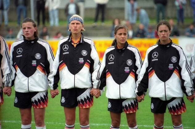 Pforzheim, 30.06.1996 - Freundschaftsspiel 1996 - Deutschland - L-R: Pia Wunderlich, Doris Fitschen, Sandra Smisek, Renate Lingor