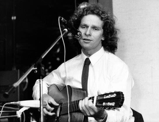 Uli Eicke (BR Deutschland) spielt Gitarre