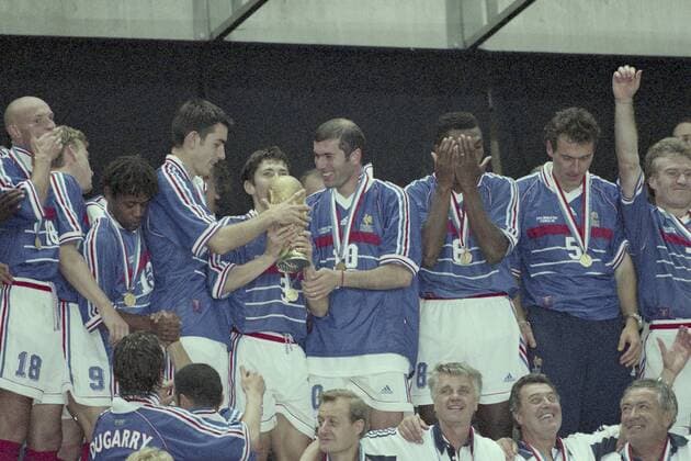 Jubel von Weltmeister Frankreich , in der Mitte der doppelte Torschütze Zinedine ZIDANE, mit dem WM-Pokal, Finale, Brasilien BRA - Frankreich FRA 0:3, am 12.07.1998, Fussball WM Weltmeisterschaft 1998 in Frankreich, Â
