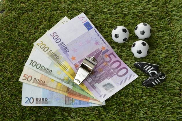 EURO, Geldscheine, Fußbälle, Schiedsrichterpfeife, Fußballstiefel, Symbolbild Geld. Fußball und Sportwetten