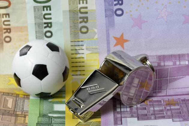 EURO, Geldscheine, Schiedsrichterpfeife, Fußball, Symbolbild Geld. Fußball und Sportwetten
