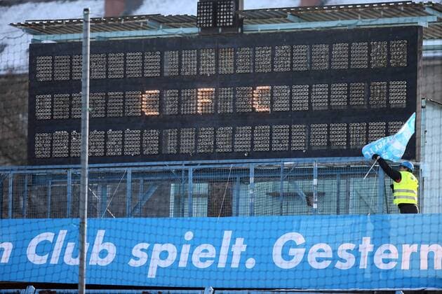 Chemnitz, 01.02.2014, Stadion an der Gellertstraße, Fussball, 3. Liga, 23. Spieltag. , Chemnitzer FC vs. Jahn Regensburg 0:3 (0:1). , Chemnitzer Anzeitafel war jahrelang unter einer Pappwand versteckt. ,