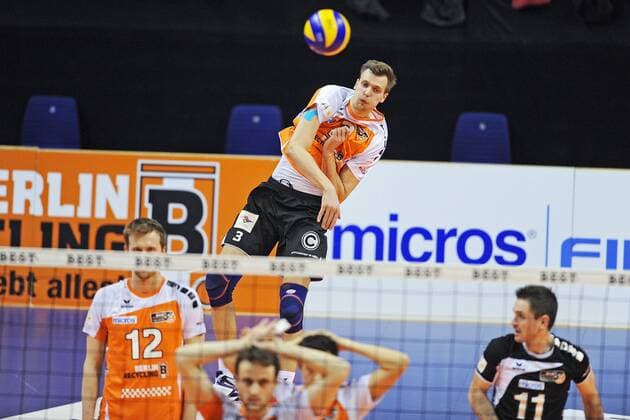 Robert KROMM ( GER 3 Berlin Volleys ) mit einem Aufschlag der als Ass im Friedrichshafener Feld landet - Spielszene - Aktion - Querformat - quer - horizontal - Event: Berlin Recycling Volleys vs. VfB Friedrichshafen - DVL Deutsche Volleyball Liga - Saison 2013 14 - 12.Spieltag - Location: Max Schmeling Halle Berlin - Deutschland - Europa - Datum: 02.02.2014