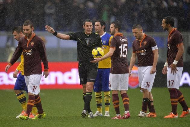 Referee Andrea De Marco sagt das Spiel ab. Daniele De Rossi, Miralem Pjanic, Francesco Totti Roma. Match suspended due to heavy rain Roma Stadio Olimpico - Football Calcio Serie A 2013 2014 AS Roma - Parma FC Foto AndreaxStaccioli Insidefoto andreaxstaccioli