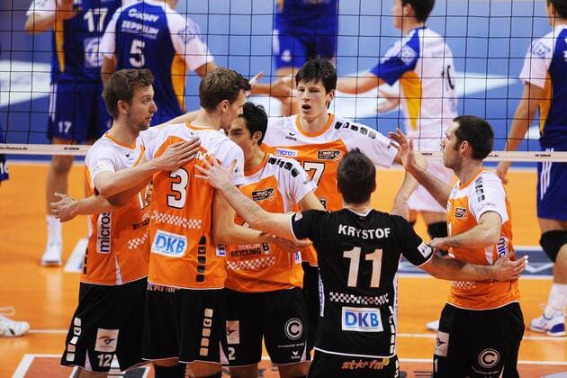 Die Spieler der Berlin Recycling Volleys können über eine fehlerfreie Leistung gegen den bisherigen Tabellenführer jubeln - Spielszene - Aktion - Querformat - quer - horizontal - Event: Berlin Recycling Volleys vs. VfB Friedrichshafen - DVL Deutsche Volleyball Liga - Saison 2013 14 - 12.Spieltag - Location: Max Schmeling Halle Berlin - Deutschland - Europa - Datum: 02.02.2014