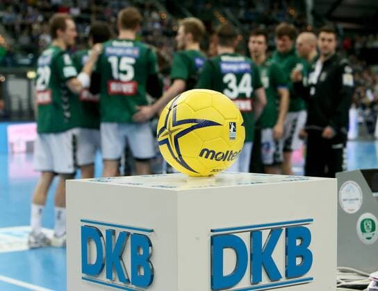 Leipzig, 01.02.2014, Arena, All Star Game, Handball, Herren, Vorspiel , SC DHfK Leipzig vs. Deutschland B-Auswahl 33:31. , Spielball Molten auf dem Podest des DKB vor der Mannschaft des SC DHfK Leipzig. ,