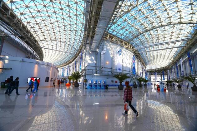 (140203) -- SOCHI, Feb. 3, 2014 (Xinhua) -- walk in the hallway of the Main Press Center of the 2014 Sochi Winter Olympic Games in Sochi, Russia, on Feb. 3, 2014. Located in the northern zone of the Olympic Park, the Main Media Center (MMC) houses the Main Press Center (MPC) and the International Broadcast Center (IBC). (Xinhua Gong Bing) (SP)RUSSIA-SOCHI-WINTER OLYMPIC GAMES-MMC 
