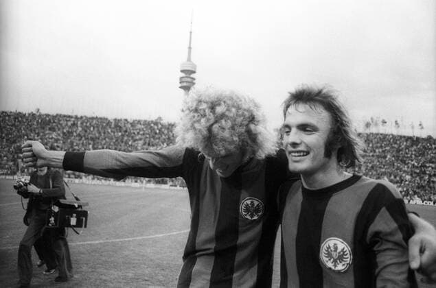 Uwe Kliemann (li.) und Karl Heinz -Charly- Körbel (beide Eintracht Frankfurt) - Schlussjubel