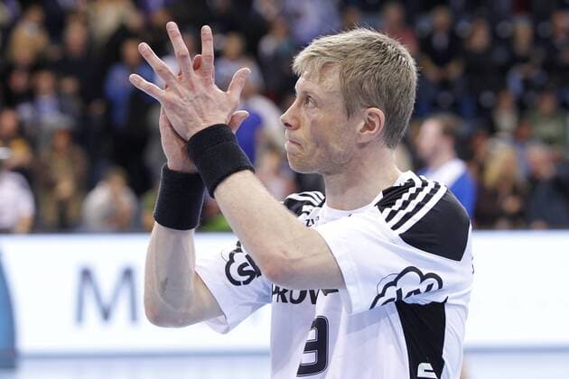 Gudjon Valur Sigurdsson 9 (THW Kiel) bedankt sich bei den Fans. Einzelmotiv --- VFL Gummersbach - THW Kiel, Handball, 1. Bundesliga, 04.02.2014 --- EP_JGE