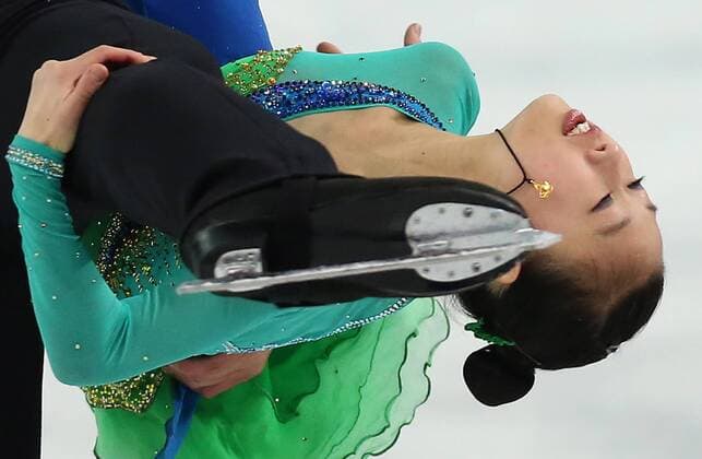 ITAR-TASS: SOCHI, RUSSIA. FEBRUARY 6, 2014. China s Peng Cheng performs the short program during the figure skating team competition at the 22nd Winter Olympic Games in Sochi.  premiumd Aufmacher kurios Komik RE138191