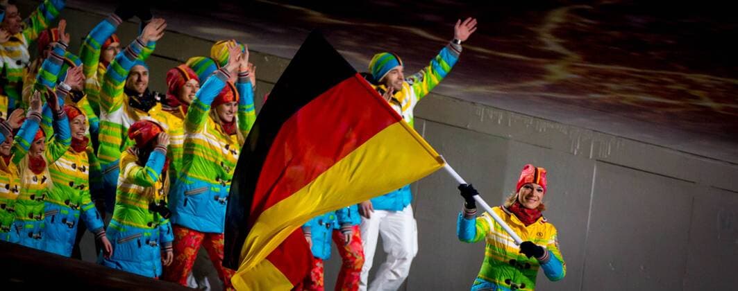 Sotschi , 070214 , Eröffnungsfeier Olympische Spiele im Bild: Skirennfahrerin Maria Höfl-Riesch (Deutschland) trägt bei der Eröffnungsfeier der Olympischen Winterspiele in Sotschi die deutsche Fahne