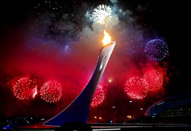 OLYMPIA - Olympische Spiele 2014, Eröffnungszeremonie SOTSCHI,RUSSLAND,07.FEB.14 - DIVERS, OLYMPIA, SKI ALPIN - Olympische Winterspiele Sotschi 2014, Eröffnungsfeier. Bild zeigt ein Feuerwerk und das Olympische Feuer. 