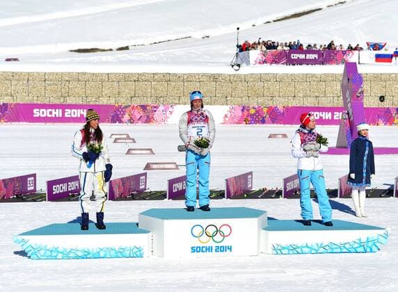 OLYMPIA - Olympische Spiele 2014, Damen KRASNAJA POLJANA,RUSSLAND,08.FEB.14 - DIVERS, OLYMPIA, LANGLAUF - Olympische Winterspiele Sotschi 2014, Skiathlon der Damen, Laura Center, Siegerehrung, Flower Ceremony. Bild zeigt Charlotte Kalla (SWE), Marit Björgen (NOR) und Heidi Wenig (NOR). Keywords: Khrebet Psekhako. 