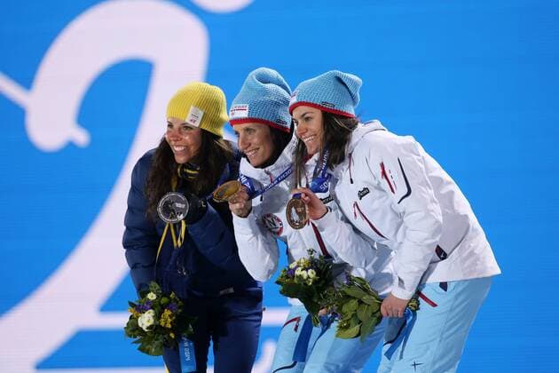 OLYMPIA - Olympische Spiele 2014 SOTSCHI,RUSSLAND,08.FEB.14 - DIVERS, OLYMPIA, SKI NORDISCH, LANGLAUF - Olympische Winterspiele Sotschi 2014, Skiathlon 7,5km der Damen, Medaillenvergabe am Medal Plaza. Bild zeigt Charlotte Kalla (SWE), Olympiasiegerin Marit Björgen und Heidi Weng (NOR). Keywords: Medaille. 