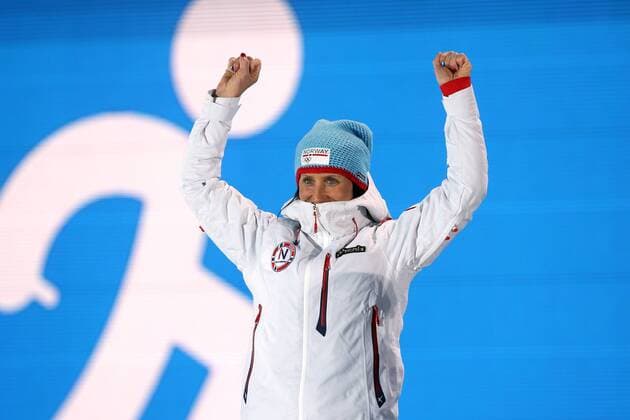 OLYMPIA - Olympische Spiele 2014 SOTSCHI,RUSSLAND,08.FEB.14 - DIVERS, OLYMPIA, SKI NORDISCH, LANGLAUF - Olympische Winterspiele Sotschi 2014, Skiathlon 7,5km der Damen, Medaillenvergabe am Medal Plaza. Bild zeigt den Jubel von Olympiasiegerin Marit Björgen (NOR). 