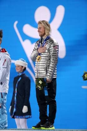 OLYMPIA - Olympische Spiele 2014 SOTSCHI,RUSSLAND,08.FEB.14 - DIVERS, OLYMPIA, SNOWBOARD - Olympische Winterspiele Sotschi 2014, Slopestyle der Herren, Medaillenvergabe am Medal Plaza. Bild zeigt Olympiasieger Sage Kotsenburg (USA). Keywords: Medaille. 
