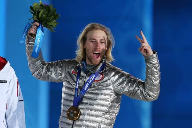 OLYMPIA - Olympische Spiele 2014 SOTSCHI,RUSSLAND,08.FEB.14 - DIVERS, OLYMPIA, SNOWBOARD - Olympische Winterspiele Sotschi 2014, Slopestyle der Herren, Medaillenvergabe am Medal Plaza. Bild zeigt den Jubel von Olympiasieger Sage Kotsenburg (USA). Keywords: Medaille. 