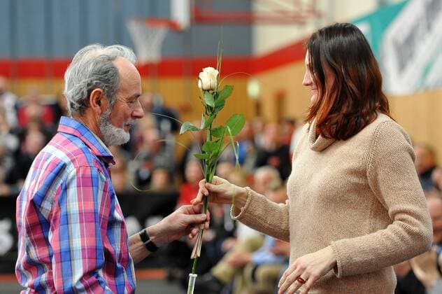 Arnstadt 08 02 2014 Sporthalle am Jahnsportpark 38. und letzte Meeting Hochsprung mit Musik im Foto: Alina Astafai bekommt von Hubertus Triebel eine Rose