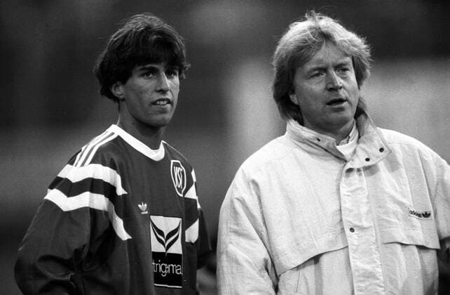 Trainer Winfried Schäfer wechselt Mehmet Scholl (beide Karlsruher SC) ein