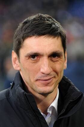 Trainer Tayfun Korkut ( Hannover 96 Portrait ) grinst schelmisch. 09.02.2014 --- Fussball --- 1. Bundesliga --- Schalke 04 vs Hannover 96 Foto Eibner EP_ttl