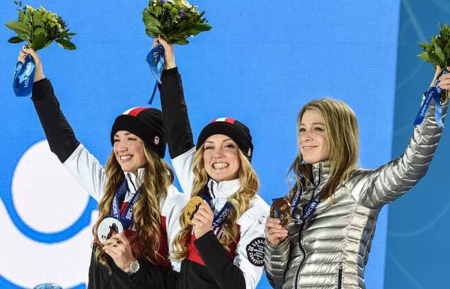 (140209) -- SOCHI, Feb. 9, 2014 (Xinhua) -- Gold medalist Justine Dufour-Lapointe (C) of Canada, silver medalist Chloe Dufour-Lapointe (L) of Canada and bronze medalist Hannah Kearney of the United States pose at the victory-ceremony of Women s Moguls of Freestyle Skiing at the Sochi 2014 Winter Olympic Games in Sochi, Feb. 9, 2014. (Xinhua Wang Haofei) (SP)OLY-RUSSIA-SOCHI-FREESTYLE SKIING-WOMEN MOGULS-VICTORY CEREMONY 