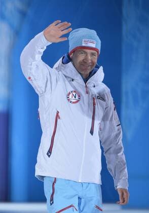 Norway s Ole Einar Björndalen waves as he walks out at the victory ceremony for the Men s Biathlon Sprint at the Sochi 2014 Winter Olympics on February 9, 2014 in Sochi. Björndalen won the gold medal.  OLY20140209148