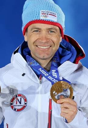 OLYMPIA - Olympische Spiele 2014 SOTSCHI,RUSSLAND,09.FEB.14 - DIVERS, OLYMPIA, BIATHLON - Olympische Winterspiele Sotschi 2014, 10km Sprint der Herren, Siegerehrung, Medaillenvergabe am Medal Plaza. Bild zeigt Ole Einar Björndalen (NOR). Keywords: Medaille. 