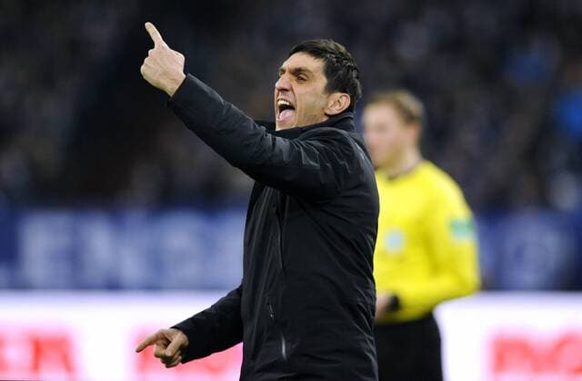 Fussball-Bundesliga, Deutschland, Herren, Saison 2013 2014, 20. Spieltag, Veltins Arena Gelsenkirchen: FC Schalke 04, S04 (blau) - Hannover 96 (rot) 2:0; Trainer Tayfun Korkut (H96). Aktion, Einzelbild.