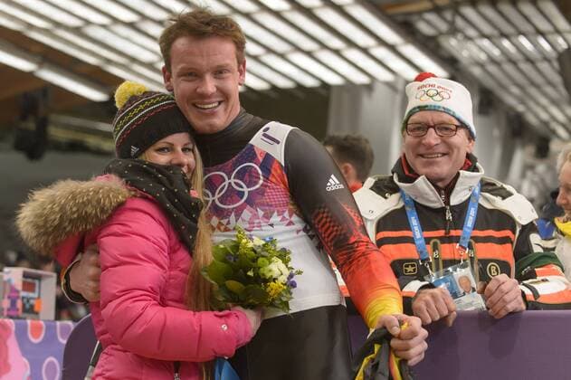 Olympiasieger Felix LOCH und Freundin Lisa Ressle nach seinem 2. Olympiasieg und Prof. Dr. Martin Viessmann Herren Rodeln Finale in Sochi, Russland am 09.02.2014