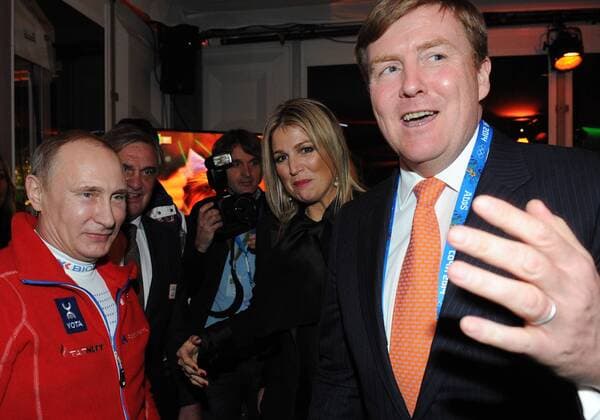 ITAR-TASS: SOCHI, RUSSIA. FEBRUARY 9, 2014. Russia s president Vladimir Putin talking to Queen Maxima and King Willem-Alexander of the Netherlands (L-R) at the Holland Heineken House.  premiumd Aufmacher RE138986