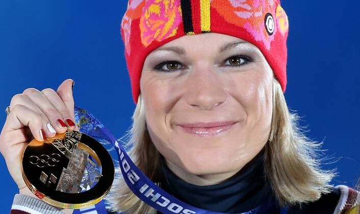 OLYMPIA - Olympische Spiele 2014 SOTSCHI,RUSSLAND,10.FEB.14 - DIVERS, OLYMPIA, SKI ALPIN - Olympische Winterspiele Sotschi 2014, Superkombination der Damen, Siegerehrung, Medaillenvergabe am Medal Plaza. Bild zeigt Maria Höfl Riesch (GER). Keywords: Medaille. 