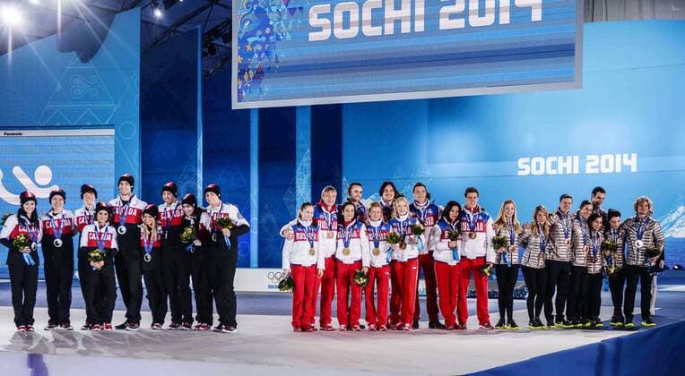 (140210) -- SOCHI, Feb. 10, 2014 (Xinhua) -- Skaters of Russia figure skating team (C), skaters of Canada figure skating team (L) and skaters of USA figure skating team pose at the victory ceremony for the figure skating team event in the Sochi 2014 Winter Olympic Games in Sochi, Russia, Feb. 10, 2014. Russia claimed the gold medal with 75 scores. Canada won the silver medal with 65 scores. USA won the bronze medal with 60 scores.(Xinhua Wang Haofei) (SP)OLY-RUSSIA-SOCHI-FIGURE SKATING-TEAM-VICTORY CEREMONY 