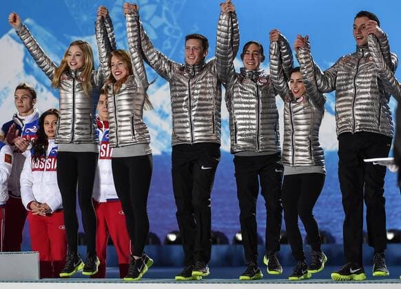 (140210) -- SOCHI, Feb. 10, 2014 (Xinhua) -- Skaters of the United States figure skating team pose on the podium at the victory ceremony for the figure skating team event in the Sochi 2014 Winter Olympic Games in Sochi, Russia, Feb. 10, 2014. USA won the bronze medal with 60 scores. (Xinhua Wang Haofei) (SP)OLY-RUSSIA-SOCHI-FIGURE SKATING-TEAM-VICTORY CEREMONY 