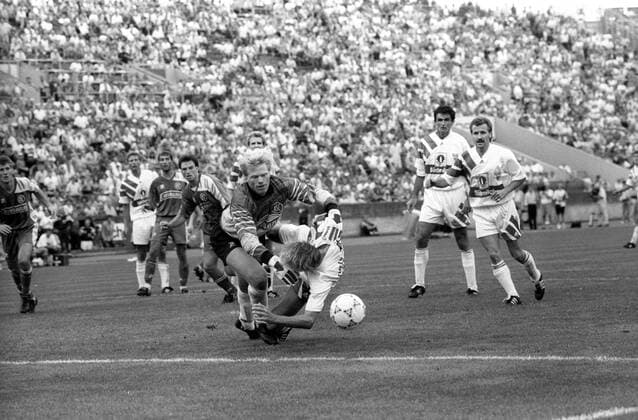 Eyjölfur -Jolly- Sverrisson (VfB Stuttgart) gegen Torwart Oliver Kahn (Karlsruher SC), re. Fritz Walter (VfB Stuttgart)