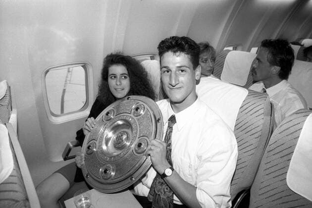 Der VfB Stuttgart ist deutscher Meister 1991 1992, Jürgen Kramny mit der Meisterschale im Flieger