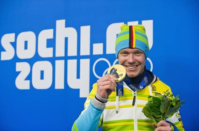 Felix LOCH, GER, 1. Platz, Goldmedaillengewinner, Gold, Goldmedaille, Olympiasieger, Gewinner, winner, Jubel, Freude, Emotion, präsentiert seine Medaille, Siegerehrung, Medal Ceremony, Rodeln Einzel der Maenner Herren, Luge mens single, Medal Plaza, am 10.02.2014, XXII. Olympische Winterspiele 2014, vom 07.02. - 23.02.2014 in Sotschi Russland.