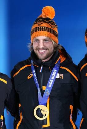 OLYMPIA - Olympische Spiele 2014 SOTSCHI,RUSSLAND,11.FEB.14 - DIVERS, OLYMPIA, EISSCHNELLLAUF - Olympische Winterspiele Sotschi 2014, 500m der Herren, Siegerehrung, Medaillenvergabe. Bild zeigt Michel Mulder (NED). Keyword: Medaille. 