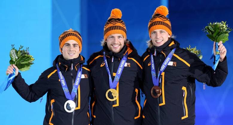 OLYMPIA - Olympische Spiele 2014 SOTSCHI,RUSSLAND,11.FEB.14 - DIVERS, OLYMPIA, EISSCHNELLLAUF - Olympische Winterspiele Sotschi 2014, 500m der Herren, Siegerehrung, Medaillenvergabe. Bild zeigt Jan Smeekens, Michel Mulder und Ronald Mulder (NED). Keyword: Medaille. 