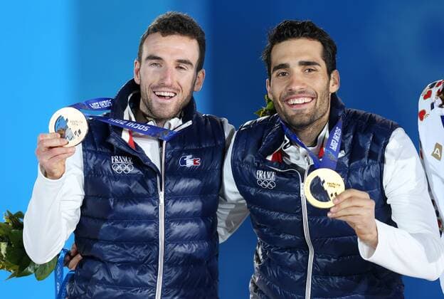 OLYMPIA - Olympische Spiele 2014 SOTSCHI,RUSSLAND,11.FEB.14 - DIVERS, OLYMPIA, BIATHLON - Olympische Winterspiele Sotschi 2014, 12,5km Verfolgung der Herren, Siegerehrung, Medaillenvergabe am Medal Plaza. Bild zeigt den Jubel von Jean Guillaume Beatrix und Martin Fourcade (FRA). Keywords: Medaille. 