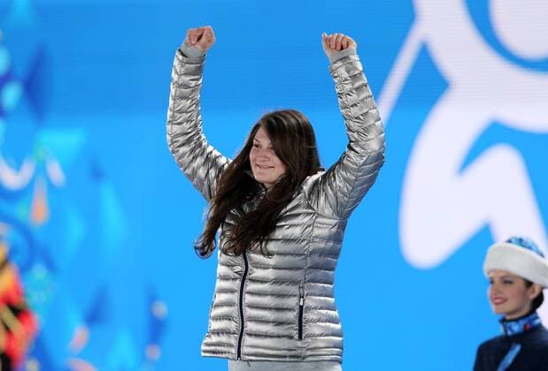 OLYMPIA - Olympische Spiele 2014 SOTSCHI,RUSSLAND,11.FEB.14 - DIVERS, OLYMPIA, FREE SKI, FREESTYLE SKIING - Olympische Winterspiele Sotschi 2014, Slopestyle, Damen, Siegerehrung, Medaillenvergabe am Medal Plaza. Bild zeigt den Jubel von Devin Logan (USA). 