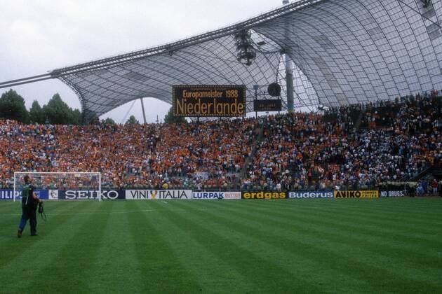 Fußball, EM Finale 1988 in München, Niederlande - Sowjetunion 2:0 Europameisterschaft Finale in München: Über der Fankurve der Niederlände verkündet die Anzeigetafel -Europameister 1988 Niederlande-