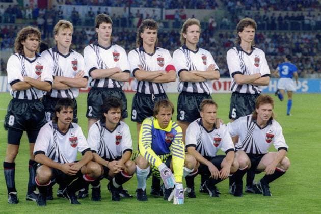 Österreichische Nationalmannschaft: hiv.li.: Peter Artner, Andreas Herzog, Ernst Aigner, Toni Polster, Robert Pecl, Peter Schöttel; vo.v.li.: Kurt Russ, Manfred Linzmaier, Torwart Klaus Lindenberger, Michael Streiter, Andreas Ogris