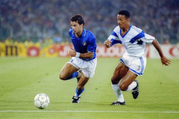 Weltmeisterschaft Vorrunde, Italien - USA in Rom: Gianluca Vialli (li., Italien) gegen Desmond Armstrong (USA)