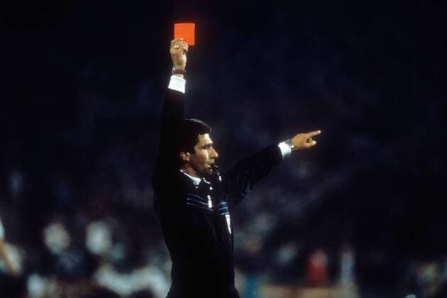 Weltmeisterschaft Finale, Argentinien - Deutschland in Rom: Edgardo Codesal Mendez zeigt Pedro Monzon (Argentinien) die Rote Karte