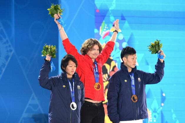 From left to right, silver medalist, Japan s Ayumu Hirano, Gold medalist, Switzerland s Louri Podladtchikov and bronze medalist, Japan s Taku Hiraoka, pose during the victory ceremony for men s snowboard halfpipe, at the Sochi 2014 Winter Olympics on February 12, 2014 in Sochi, Russia.  OLY20140212353