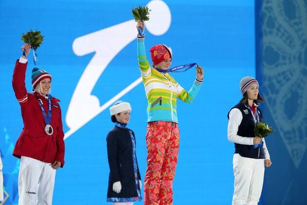 OLYMPIA - Olympische Spiele 2014 SOTSCHI,RUSSLAND,12.FEB.14 - DIVERS, OLYMPIA, SKI NORDISCH, SKISPRINGEN - Olympische Winterspiele Sotschi 2014, Normalschanze, Damen, Siegerehrung, Medaillenvergabe am Medal Plaza. Bild zeigt den Jubel von Daniela Iraschko Stolz (AUT), Carina Vogt (GER) und Coline Mattel (FRA). Keyword: Medaille.
